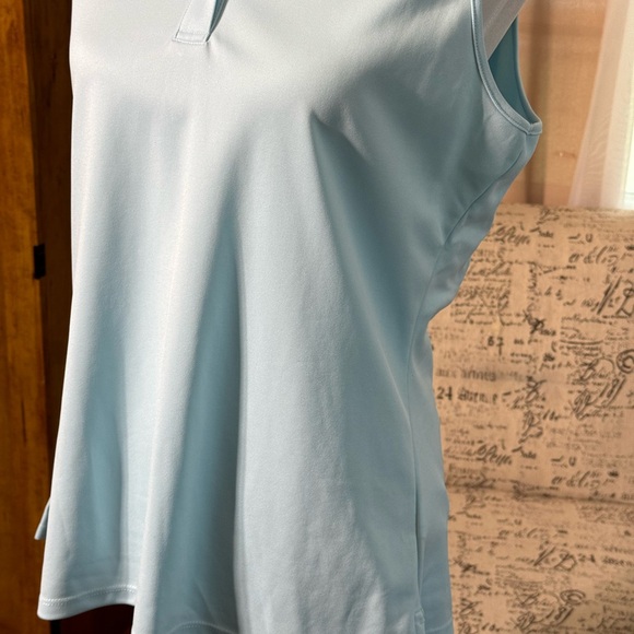 Like new Oakley ladies golf shirt - Picture 4 of 4